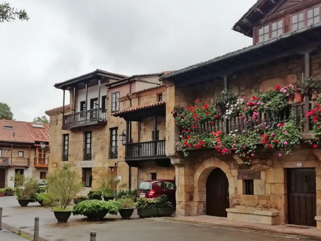 COSTA ESMERALDA Y VALLES PASIEGOS