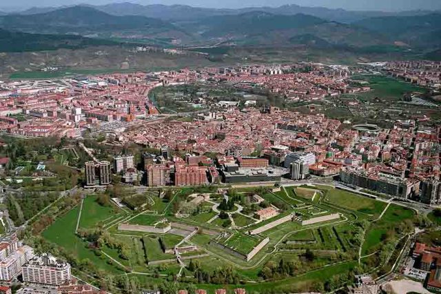 Madrid es una ciudad llena de monumentos históricos, arquitectura moderna y lugares de visita obligada. Sube al bus turístico y no te pierdas ningún